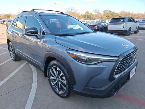 Used 2025 Toyota Corolla Cross XLE image 8