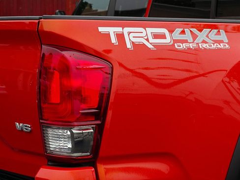 Used 2016 Toyota Tacoma TRD Off-Road w/ Premium & Technology Package AWD/4WD image 17