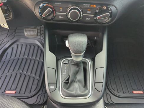 Used 2025 Kia Soul LX w/ LX Technology Package FWD image 14