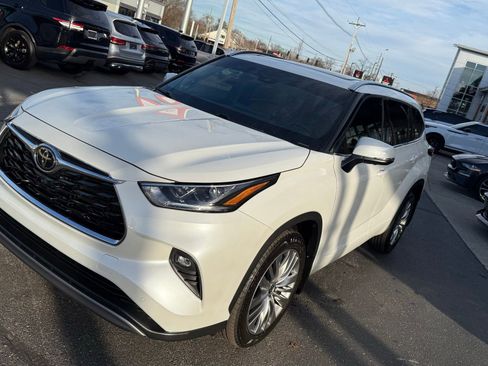 Used 2022 Toyota Highlander Platinum image 12