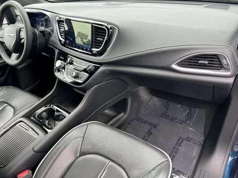 Used 2025 Chrysler Pacifica Limited FWD image 26