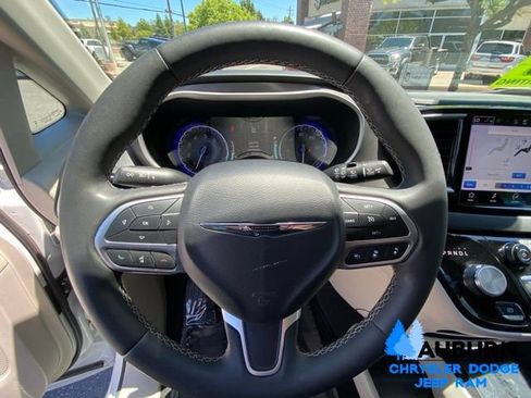 Used 2024 Chrysler Pacifica Touring-L FWD image 38