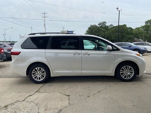 Used 2017 Toyota Sienna XLE w/ XLE Navigation Package FWD image 6