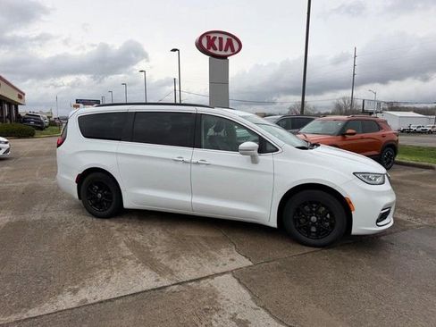 Used 2022 Chrysler Pacifica Touring-L image 2