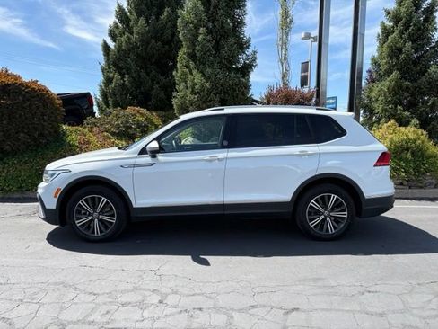 Used 2024 Volkswagen Tiguan SE AWD/4WD image 3