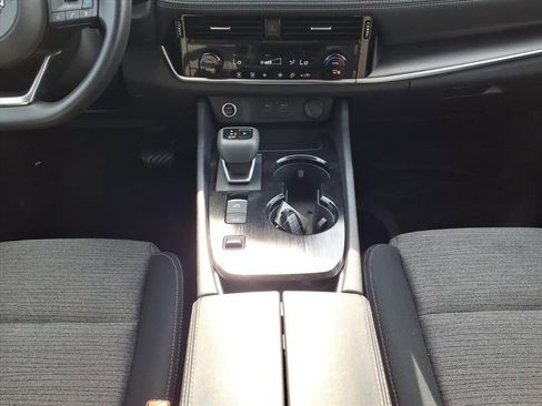 Used 2022 Nissan Rogue SV image 11