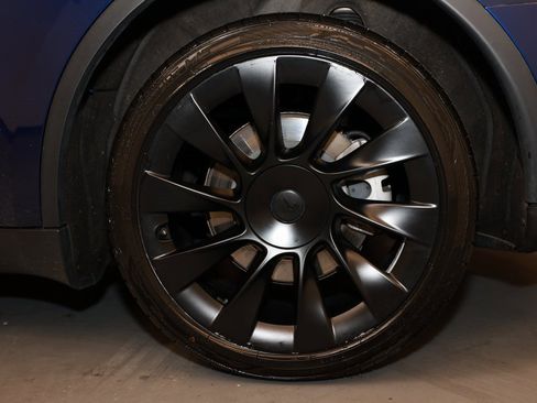 Used 2023 Tesla Model Y Long Range image 25