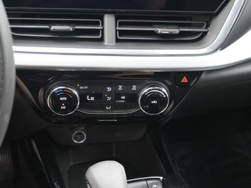 Used 2025 Chevrolet Trax LT FWD image 16