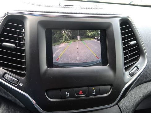 Used 2021 Jeep Cherokee Latitude Plus AWD/4WD image 30