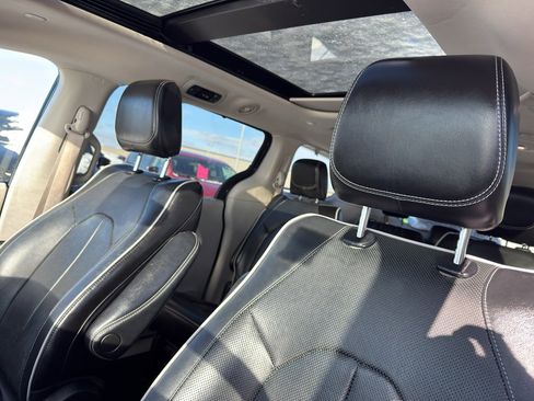 Used 2022 Chrysler Pacifica Limited image 28