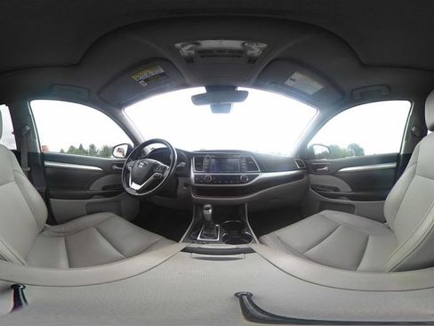 Used 2018 Toyota Highlander XLE AWD/4WD image 11
