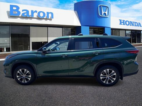 Used 2023 Toyota Highlander XLE AWD/4WD image 3