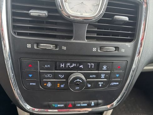 Used 2016 Chrysler Town & Country Touring w/ Driver Convenience Group image 8
