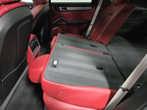 Used 2022 Porsche Cayenne Platinum Edition image 34