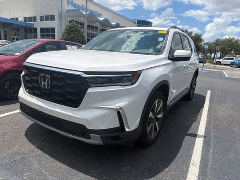 Certified 2024 Honda Pilot Touring image 3