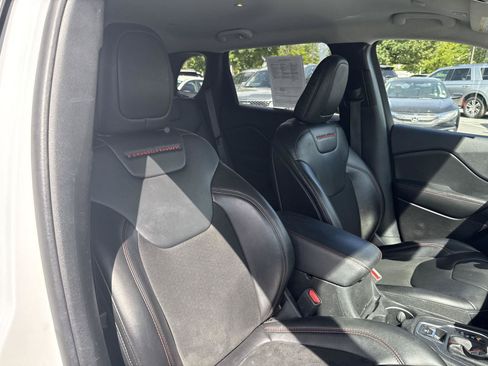 Used 2019 Jeep Cherokee Trailhawk AWD/4WD image 25