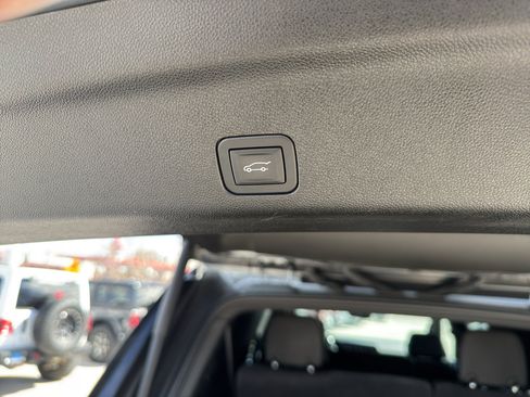 Used 2025 Chevrolet Suburban Z71 image 14