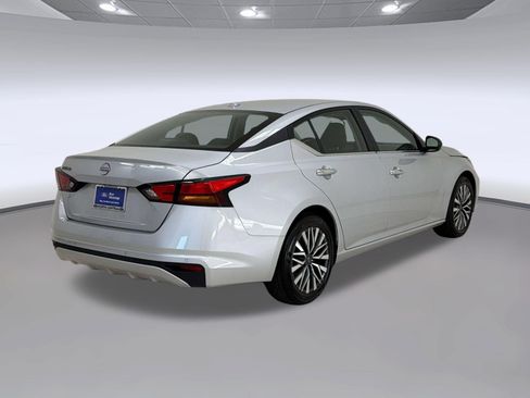 Used 2025 Nissan Altima 2.5 SV FWD image 9