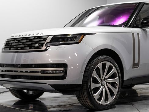 Used 2023 Land Rover Range Rover Autobiography image 4