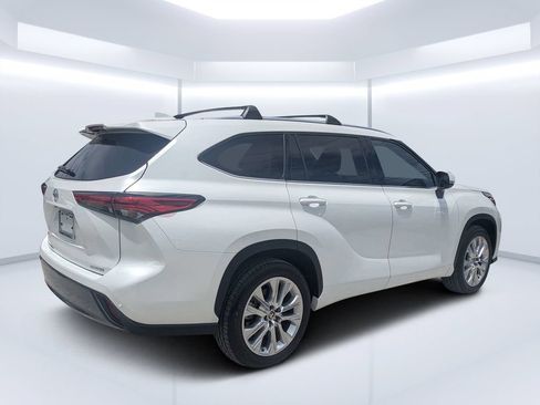 Used 2022 Toyota Highlander Limited FWD image 3