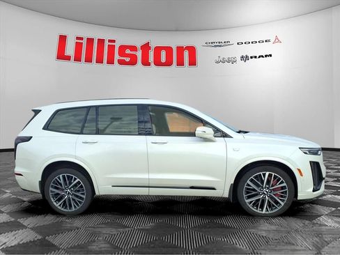 Used 2023 Cadillac XT6 Sport w/ Technology Package image 2