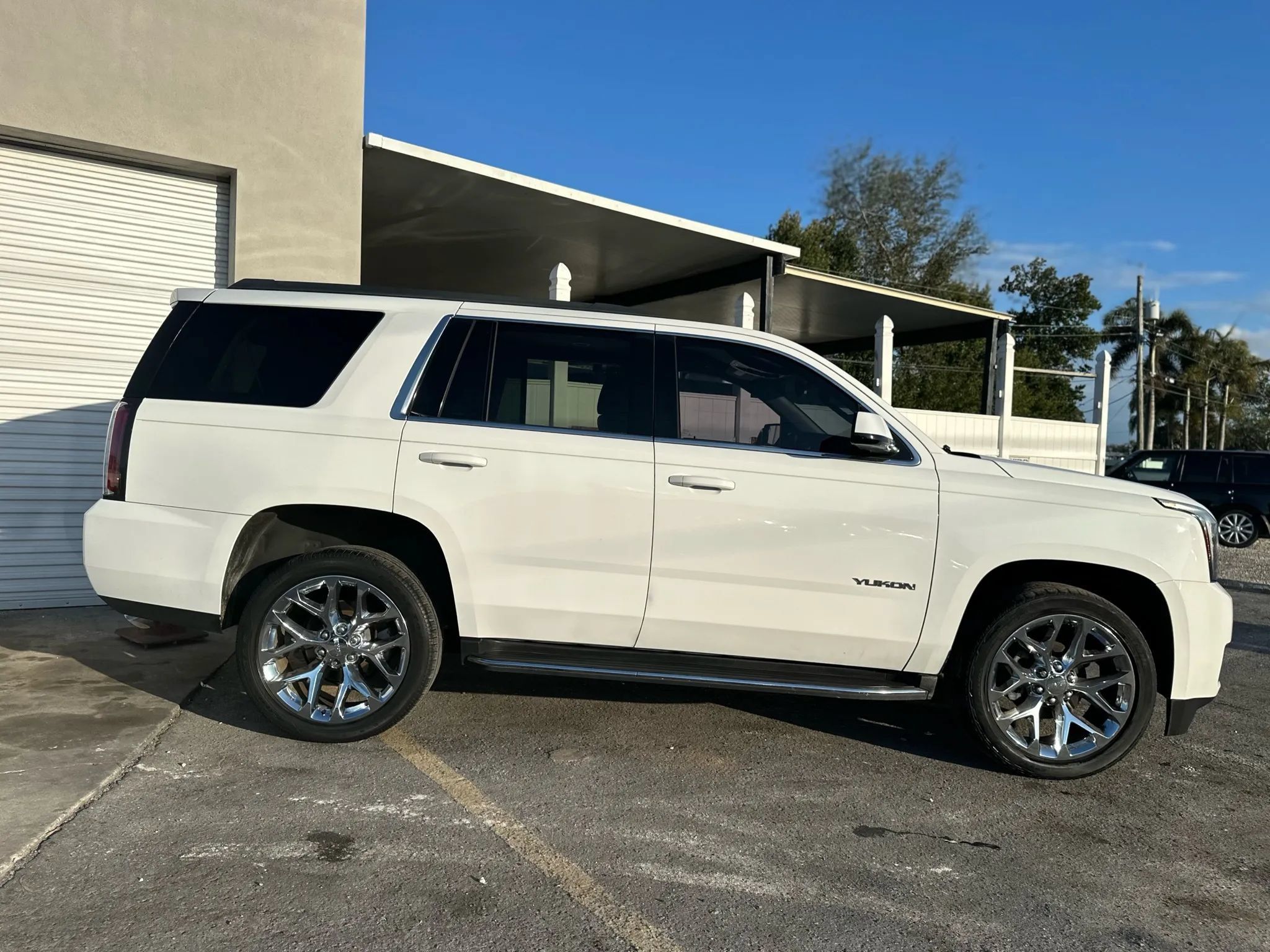 Used 2017 GMC Yukon SLE w/ Convenience Package RWD image 2