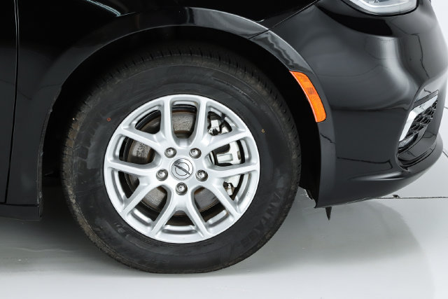 Used 2025 Chrysler Pacifica Select FWD image 18
