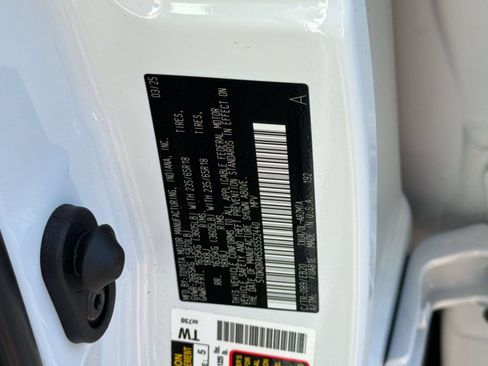 Certified 2025 Toyota Highlander XLE FWD image 28