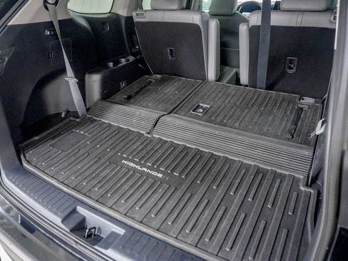 Used 2021 Toyota Highlander XLE AWD/4WD image 10