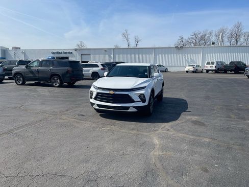 Used 2025 Chevrolet Blazer LT FWD image 1