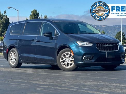 Used 2023 Chrysler Pacifica Touring-L FWD image 1