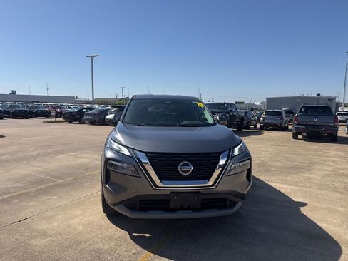 Certified 2021 Nissan Rogue SV image 3