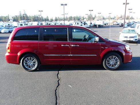 Used 2013 Chrysler Town & Country Touring-L w/ Entertainment Group #2 image 6