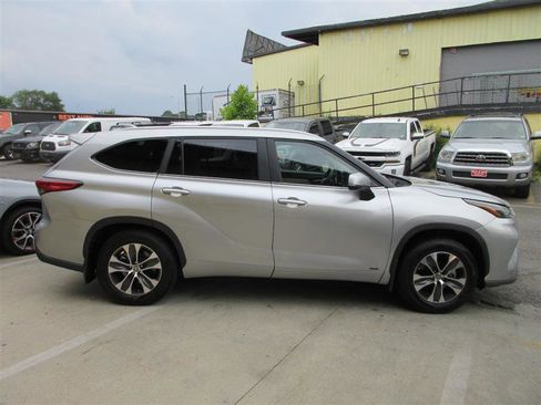 Used 2023 Toyota Highlander XLE image 13