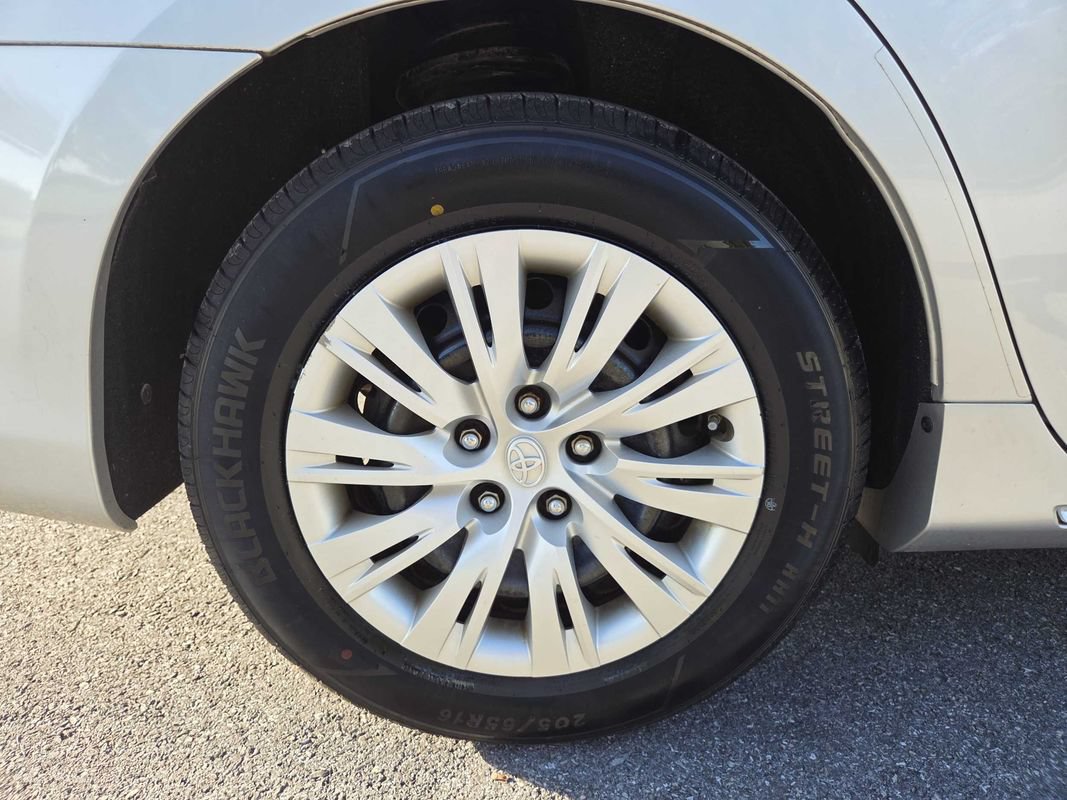 Used 2014 Toyota Camry LE FWD image 28