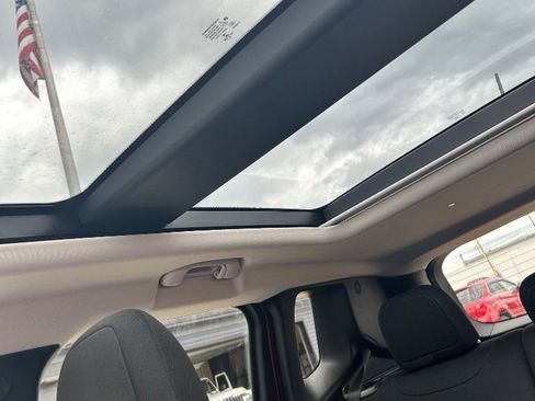 Used 2019 Jeep Renegade Latitude FWD image 13