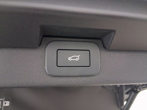 New 2025 Land Rover Discovery S image 30