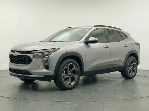 Used 2025 Chevrolet Trax LT FWD image 3