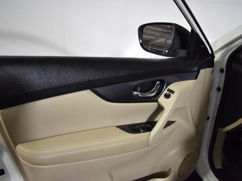 Used 2017 Nissan Rogue SV w/ SV Premium Package FWD image 7