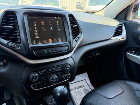 Used 2018 Jeep Cherokee Overland AWD/4WD image 10