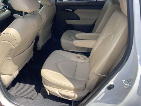 Used 2022 Toyota Highlander XLE FWD image 22