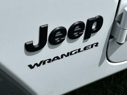 Used 2022 Jeep Wrangler Sport AWD/4WD image 9
