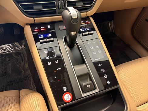 Certified 2026 Porsche Macan AWD/4WD image 44