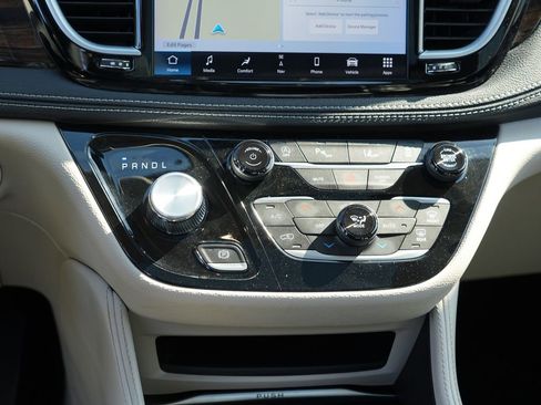 Used 2024 Chrysler Pacifica Limited FWD image 22