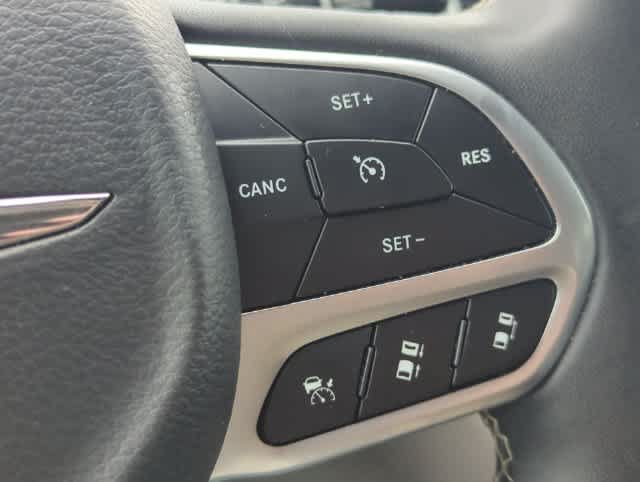Certified 2024 Chrysler Pacifica Touring-L FWD image 26
