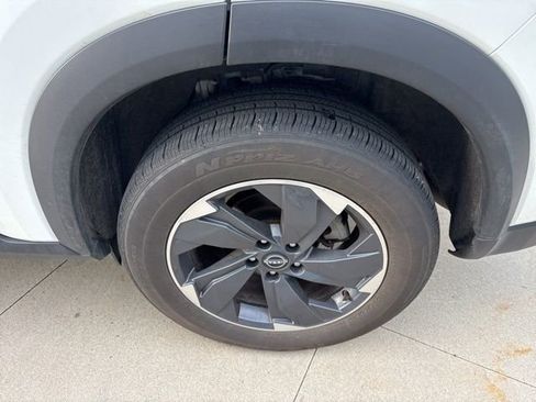 Used 2024 Nissan Rogue SV image 12