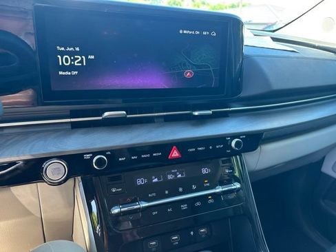 Used 2024 Kia Carnival EX FWD image 5