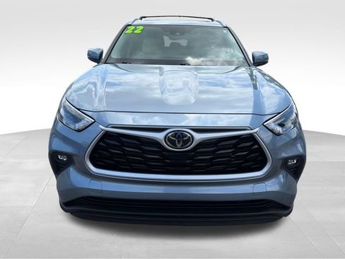 Used 2022 Toyota Highlander XLE AWD/4WD image 2