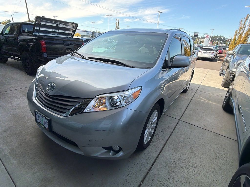 Used 2017 Toyota Sienna XLE w/ XLE Navigation Package AWD/4WD image 8
