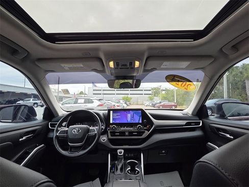 Used 2024 Toyota Highlander XLE image 4